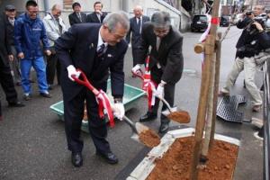 高田ロータリークラブ_儀明川川岸へコヒガン桜の植樹_1